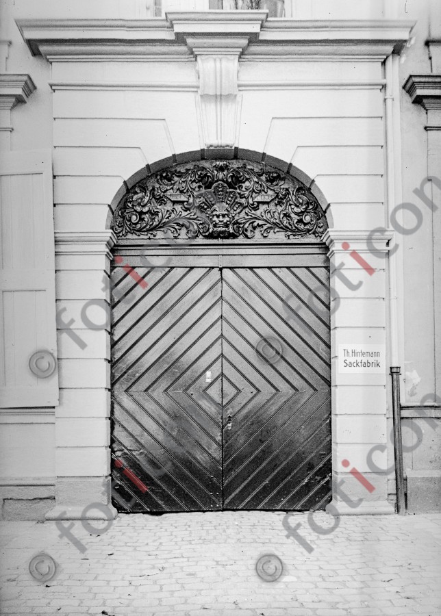 Eingangstor Neusserstraße 12 | Entrance gate Neusserstreet 12 - Foto foticon-kleesattel-sw-001.jpg | foticon.de - Bilddatenbank für Motive aus Geschichte und Kultur