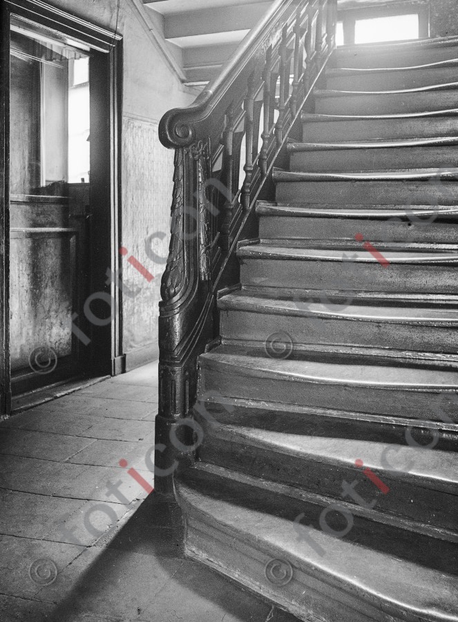 Treppe Ratingerstraße 17 | Stairway Ratingerstreet 17 (foticon-kleesattel-sw-004.jpg)